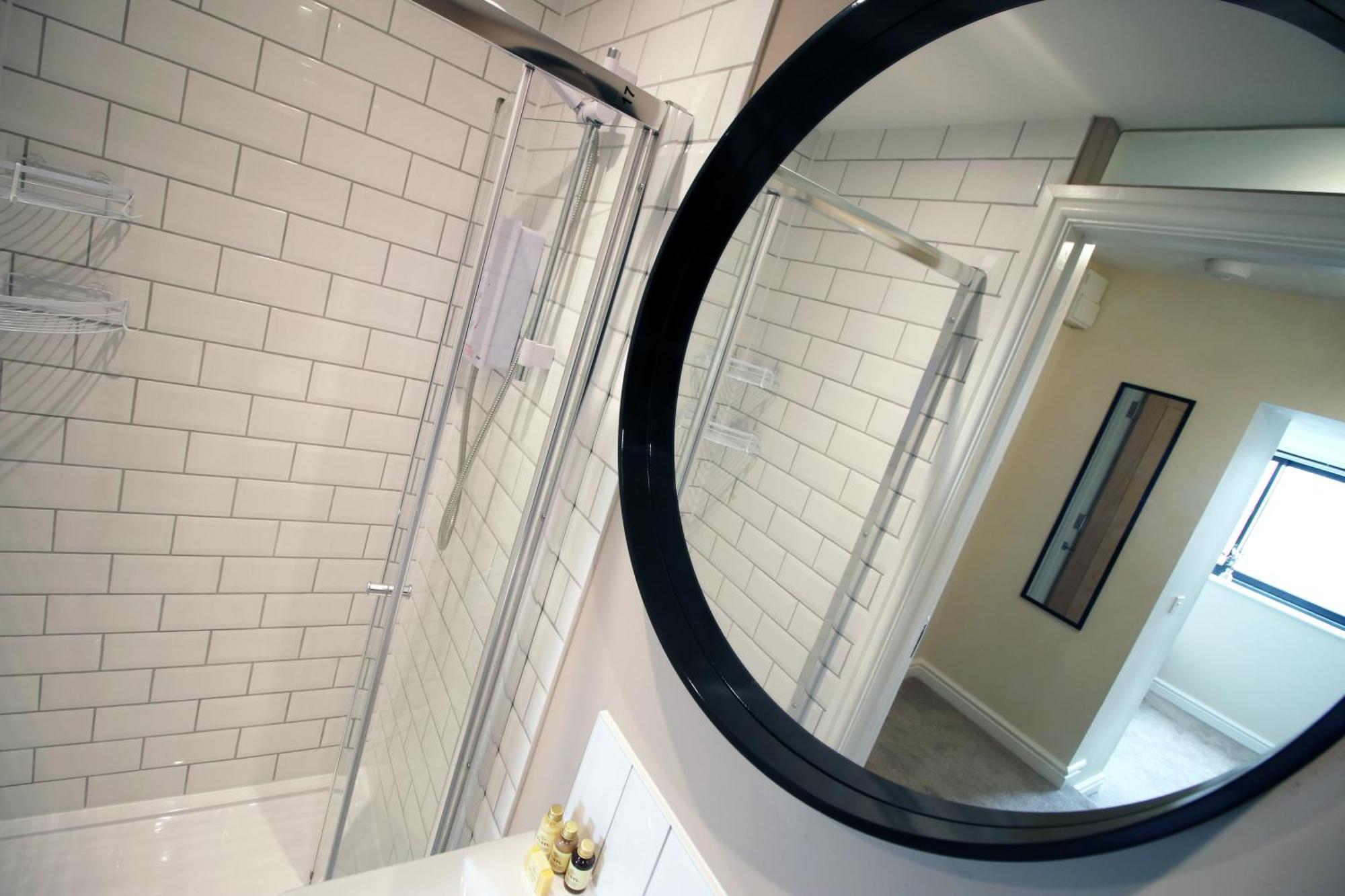 Luxury 4 Bedroom 4 Ensuite Home In Penarth Cardiff Bagian luar foto